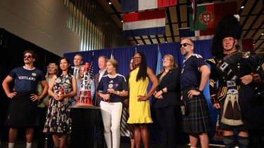 Laalcaldesa de Boston Michelle Wu (centro-izquierda) y la gobernadora de Massachusetts Maura Healey (centro-derecha) posan con hinchas escoceses durante una ceremonia en el Aeropuerto Internacional Logan, el martes 14 de julio de 2026 (AP Foto/Leah Willingham)