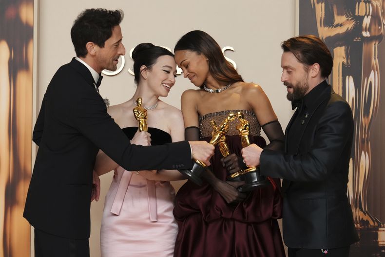 Adrien Brody, desde la izquierda, ganador del Oscar a mejor actor por su papel en The Brutalist, Mikey Madison, mejor actriz por Anora, Zoe Saldana, mejor actriz de reparto por Emilia Perez, y Kieran Culkin, mejor actor de reparto por A Real Pain, posan en la sala de prensa el domingo 2 de marzo de 2025 en el Teatro Dolby en Los Angeles. (Foto by Jordan Strauss/Invision/AP)