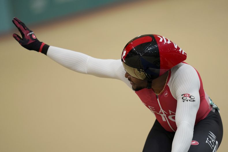 El trinitario Nicholas Paul celebra tras ganar la medalla de oro en la carrera de velocidad de los Juegos Panamericanos en Santiago, Chile, el jueves 26 de octubre de 2023. (AP Foto/Fernando Vergara)