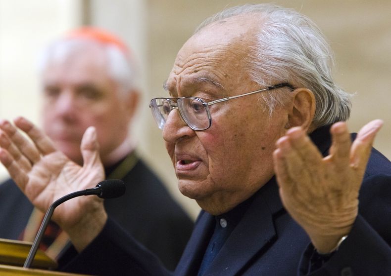 El te&oacute;logo peruano Gustavo Guti&eacute;rrez habla durante la presentaci&oacute;n del libro "Por el lado de los pobres: Teolog&iacute;a de la Liberaci&oacute;n" del cardenal Gerhard Ludwig Mueller (en el fondo) y en el que escribi&oacute;