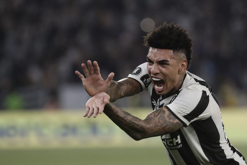 Igor Jesús, del Botafogo, festeja tras marcar la quinta diana de su equipo ante Peñarol de Uruguay en la ida de las semifinales de la Copa Libertadores, el miércoles 23 de octubre de 2024 (AP Foto/Bruna Prado)