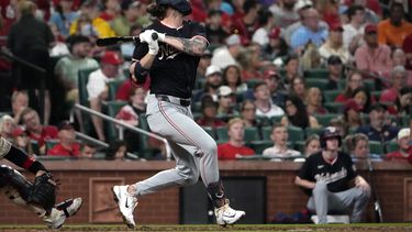 Jesse Winker de los Nacionales de Washington batea un sencillo remolcador en la tercera entrada del juego ante los Cardenales de San Luis el domingo 27 de julio del 2024. (AP Foto/Jeff Roberson)