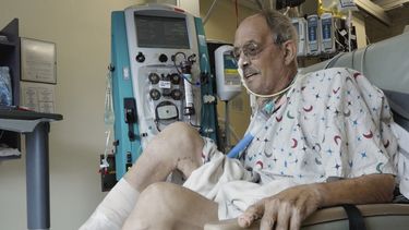 En esta imagen de un video proporcionado por la Facultad de Medicina de la Universidad de Maryland, Lawrence Faucette, paciente de un trasplante de corazón de cerdo, trabaja con un fisioterapeuta en el hospital de la facultad en Baltimore, Maryland, el miércoles 18 de octubre de 2023. (Tom Jemski/University of Maryland School of Medicine via AP)
