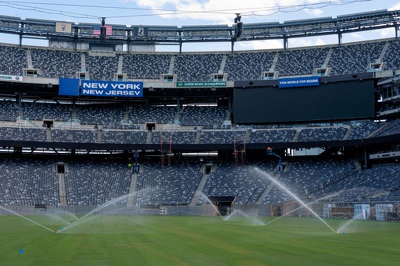 ARCHIVO - Aspersores riegan el campo del Estadio MetLife, el 7 de mayo de 2026, en East Rutherford, Nueva Jersey. (AP Foto/Yuki Iwamura)