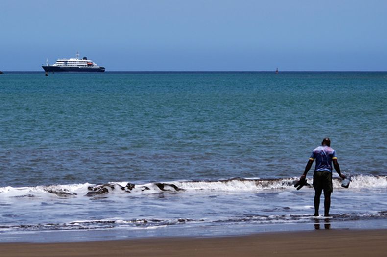 El crucero MV Hondius yace anclado el lunes 4 de mayo de 2026 en un puerto de Praia, Cabo Verde. (AP Foto/Arilson Almeida)