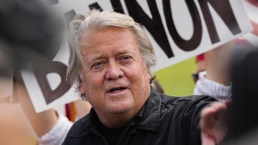 ARCHIVO - Steve Bannon habla fuera de la penitenciaria federal de Danbury, el 1 de julio de 2024, en Danbury, Connecticut. (AP Foto/Julia Nikhinson, archivo)