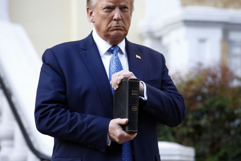 ARCHIVO - El presidente Donald Trump sostiene una Biblia frente a la iglesia de St. Johns, en Washington, el 1 de junio de 2020. (AP Foto/Patrick Semansky, Archivo)