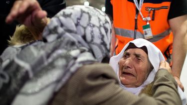 americateve | La siria Sabria Khalaf, de 107 a&ntilde;os, es recibida por un familiar al llegar al aeropuerto de Duesseldorf en Alemania, el lunes 17 de marzo de 2014. La mujer que huy&oacute; de la guerra en Siria se reuni&oacute; finalmente con su familia en Alemania