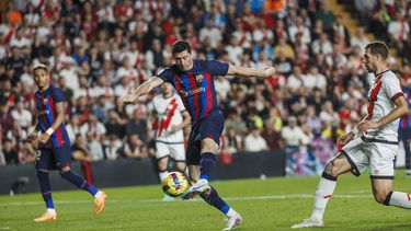 Robert Lewandowski del Barcelona tira para anotar el primer gol del Barcelona ante el Rayo Vallecano en la liga española el miércoles 26 de abril del 2023. (AP Foto/Pablo Garcia)