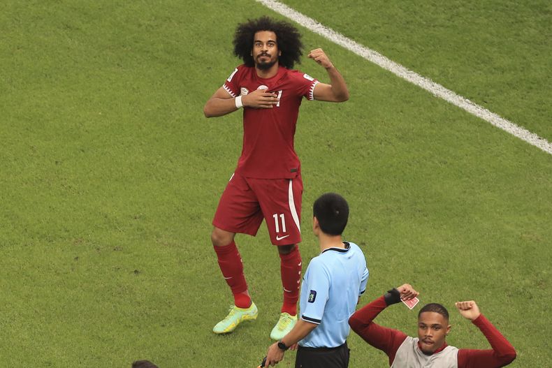 Akram Afif de Qatar celebra tras anotar en la final de la Copa Asiática en la victoria ante Jordania para conqusitar su segundo título consecutivo en el Estadio Lusail en Qatar el sábado 10 de febrero del 2024. (AP Foto/Hussein Sayed)