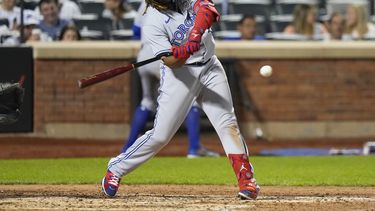 El dominicano Vladimir Guerrero, de los Azulejos de Toronto, pega un sencillo ante los Mets de Nueva York, en el duelo del viernes 2 de junio de 2023 (AP Foto/Frank Franklin II)