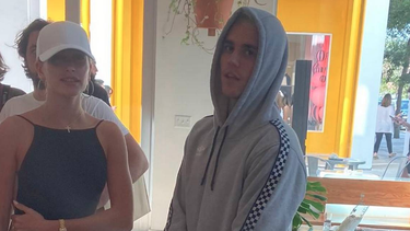 justin bieber causa furor al aparecerse en el design district de miami para tomar un cafe