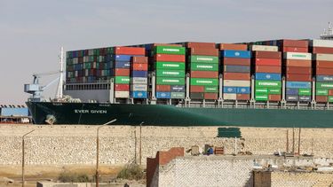 el barco ever given que estaba encallado en el canal de suez fue totalmente liberado y se reanudo el trafico maritimo
