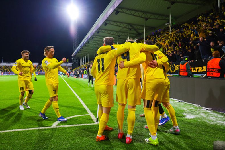 Jens Petter Hauge (10) celebra con sus compañeros de Bodø/Glimt tras anotar un gol contra el Inter de Milán, el miércoles 18 de febrero de 2026, en Bodo, Noruega. (Thomas Andersen/NTB Scanpix vía AP)