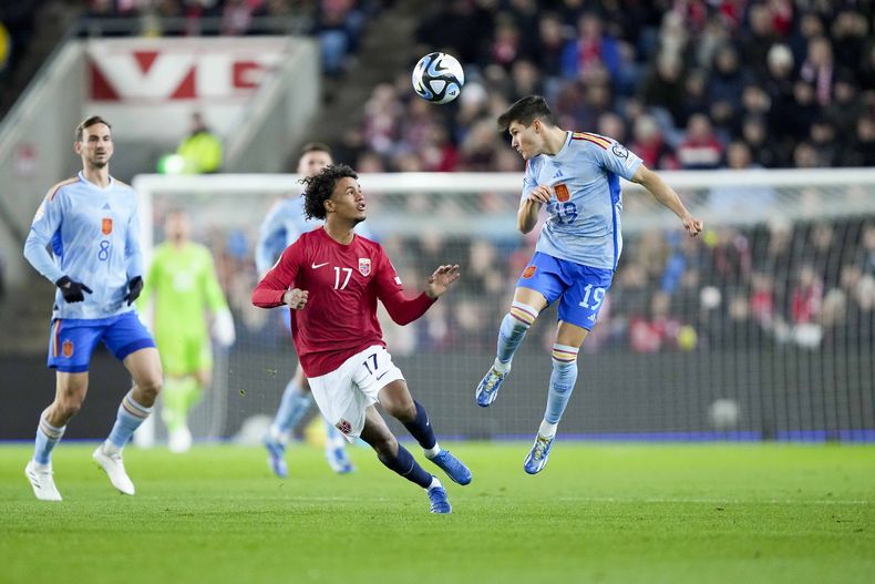 Oscar Bobb, centro, de Noruega y Fran García, de España en duelo del Grupo A en las eliminatorias para la Euro 2024 en el Estadio Ullevaal de Oslo, Noruega, el domingo 15 de octubre de 2023. (Fredrik Varfjell/NTB Scanpix vía AP)