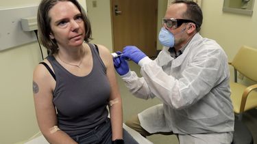 la vacuna contra el coronavirus esta cada vez mas cerca y muchos residentes la esperan con ansias