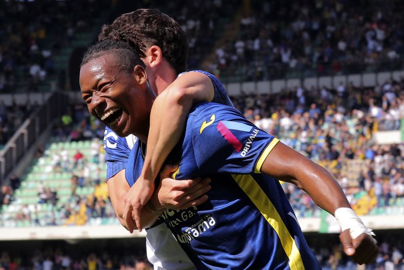 Tijjani Noslin del Verona celebra el segundo gol de su equipo durante el partido de la Liga de Italia ante Fiorentina en el estadio Marcantonio Bentegodi, en Verona, Italia, el domingo 5 de mayo de 2024. (Paola Garbuioi/LaPresse via AP)