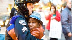 la conmovedora historia detras de un abrazo que se volvio viral