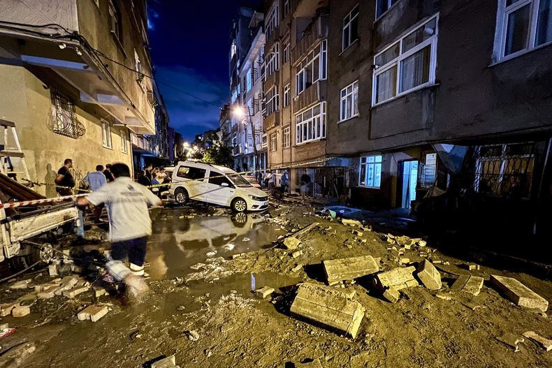 Autos arrastrados por el agua en una calle cubierta de escombros debido a las inundaciones registradas tras las fuertes precipitaciones en Estambul, Turquía, el 6 de septiembre de 2023. (Sercan Ozkurnazli/Dia Images vía AP)