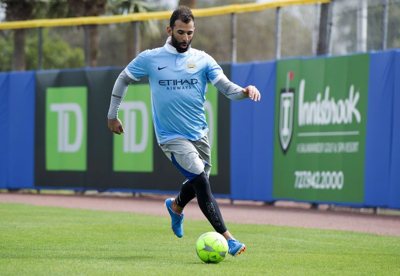 ARCHIVO - El dominicano José Bautista, de los Azulejos de Toronto, conduce un balón de fútbol, luego que un aguacero abrevió un juego de pretemporada en Dunedin, Florida, el miércoles 24 de febrero de 2016 (Frank Gunn/The Canadian Press via AP, archivo)