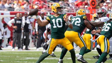 El quarterback de los Packers de Green Bay Jordan Love lanza un pase durante el encuentro ante los Buccaneers de Tampa Bay el domingo 4 de octubre del 2026. (AP Foto/Chris OMeara)