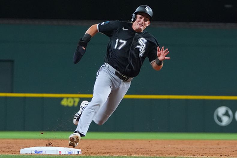 Sam Antonacci, de los Medias Blancas de Chicago, corre rumbo al plato para anotar con un doble de Miguel Vargas durante la tercera entrada del juego de béisbol de Grandes Ligas contra los Rangers de Texas, el lunes 20 de julio de 2026, en Arlington, Texas. (AP Foto/LM Otero)