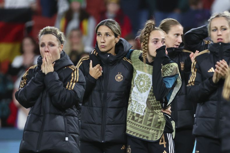 Las jugadoras de Alemania tras el empate 1-1 ante Corea del Sur en el Grupo H que decretó su eliminación en el Mundial femenino, el jueves 3 de agosto de 2023, en Brisbane, Australia, (AP Foto/Tertius Pickard)