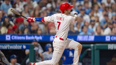 Trea Turner, de los Filis de Filadelfia, conecta un cuadrangular de tres carreras durante la sexta entrada de un partido de béisbol contra los Dodgers de Los Ángeles, el lunes 20 de julio de 2026, en Filadelfia. (Foto AP/Chris Szagola)