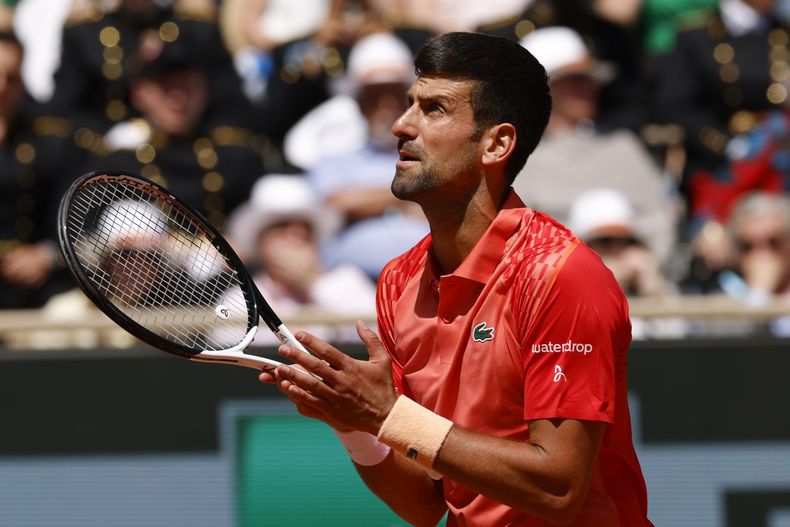 El serbio Novak Djokovic discute con el juez de silla durante un duelo del Abierto de Francia, ante el estadounidense Aleksandar Kovacevic, el lunes 29 de mayo de 2023 (AP Foto/Jean-Francois Badias)