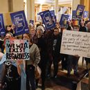 ARCHIVOS - Manifestantes protestan frente al Senado en el legislativo de Indiana, 22 de febrero de 2023, en Indianapolis. La Campaña por los Derechos Humanos declaró un estado de emergencia para la gente LGBTQ+ en Estados Unidos, martes 6 de junio de 2023. (AP Foto/Darron Cummings, File)