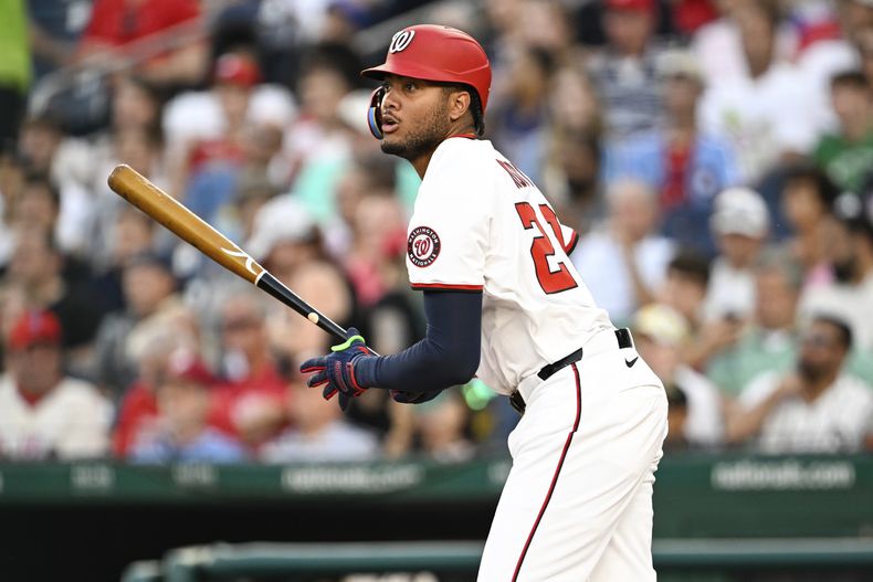 James Wood, de los Nacionales de Washington, observa la pelota al conectar un sencillo en el juego del jueves 14 de agosto de 2025 ante los Filis de Filadelfia (AP Foto/Terrance Williams)