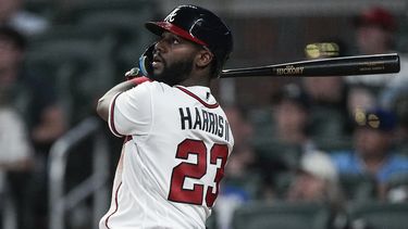 Michael Harris III, jardinero central de los Bravos de Atlanta, conecta su jonrón de dos carreras en el duelo del miércoles 7 de junio de 2023, ante los Mets de Nueva York (AP Foto/John Bazemore)
