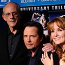 ARCHIVO - Los miembros del elenco Christopher Lloyd, de izquierda a derecha, Michael J. Fox y Lea Thompson aparecen en la reunión del 25.º aniversario de Volver al futuro en Nueva York el 25 de octubre de 2010. (Foto AP/Peter Kramer, archivo)