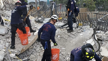 registrados seis casos de coronavirus entre los bomberos que trabajan en el derrumbe de miami