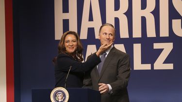 Esta imagen publicada por NBC muestra a Maya Rudolph como Kamala Harris, izquierda, y Andy Samberg como Douglas Emhoff, durante un sketch Saturday Night Live en Nueva York el sábado 28 de septiembre de 2024. (Will Heath/NBC via AP)