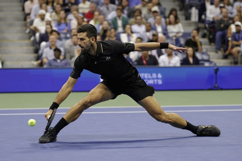 El serbio Novak Djokovic devuelve un tiro contra el estadounidense Taylor Fritz durante la ronda de cuartos de final del campeonato de tenis del Abierto de Estados Unidos, el martes 2 de septiembre de 2025, en Nueva York. (AP Photo/Adam Hunger)