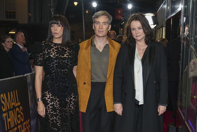 Eileen Walsh, de izquierda a derecha, Cillian Murphy y Emily Watson posan al llegar al estreno de la película Small Things Like These el jueves 24 de octubre de 2024 en Londres. (Foto Scott A Garfitt/Invision/AP)