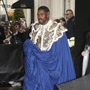 Colman Domingo sale del Hotel Carlyle antes de asistir a la gala benéfica del Instituto del Vestido del Museo Metropolitano de Arte que celebra la inauguración de Superfine: Tailoring Black Style el lunes 5 de mayo de 2025 en Nueva York.(Foto Andy Kropa/Invision/AP)