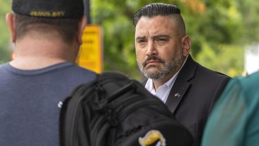 Un grupo de personas que se identifican como miembros de Proud Boys, un grupo de extrema derecha, salen de un tribunal, el 30 de agosto de 2023, en Washington, donde se lleva el juicio a algunos de sus líderes por el asalto al Capitolio de EEUU en enero de 2021. (Foto AP/Jacquelyn Martin)