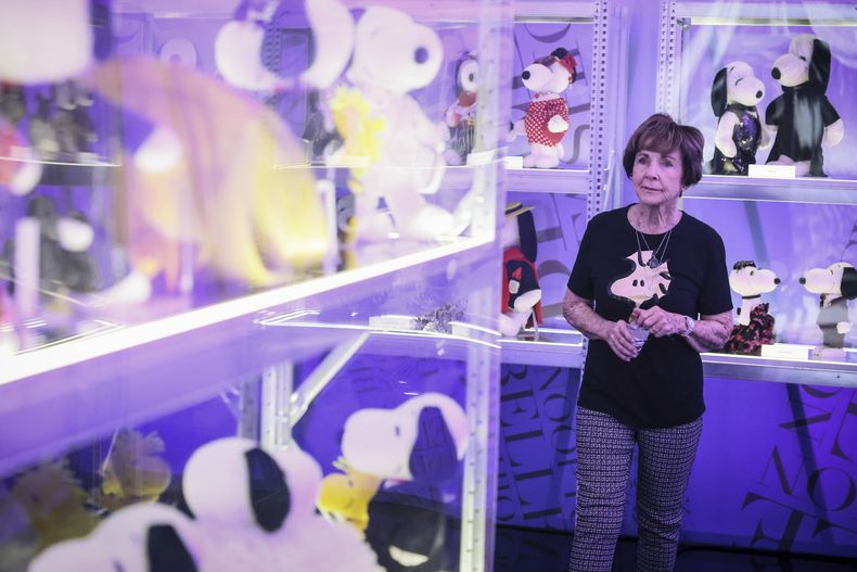 Jeannie Schulz, viuda de Charles M. Schulz, recorre la exposición Snoopy In Style en París el jueves 20 de marzo de 2025. (Foto AP/Thomas Padilla)