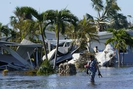 El huracán Ian deja al menos 100 muertos en Florida | Biden visita el estado el miércoles