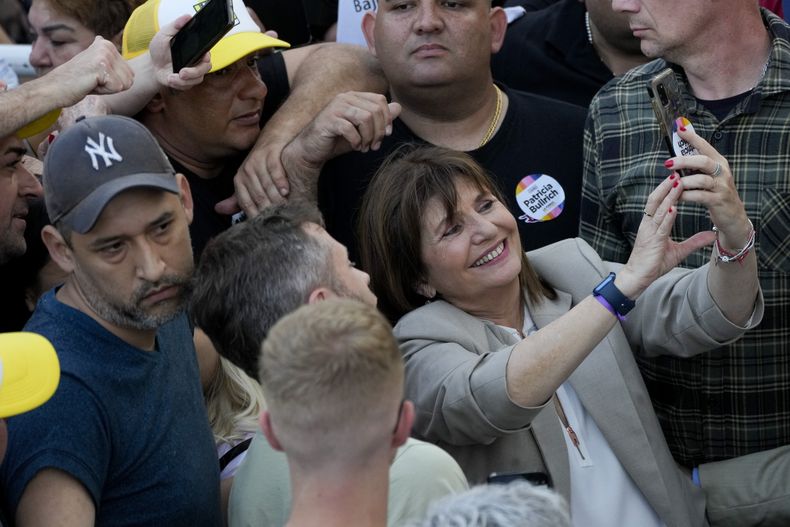 La candidata presidencial de Juntos por el Cambio, Patricia Bullrich, se toma una fotografía con sus seguidores durante un mitin de campaña en Buenos Aires, Argentina, el 16 de octubre de 2023. (AP Foto/Natacha Pisarenko)