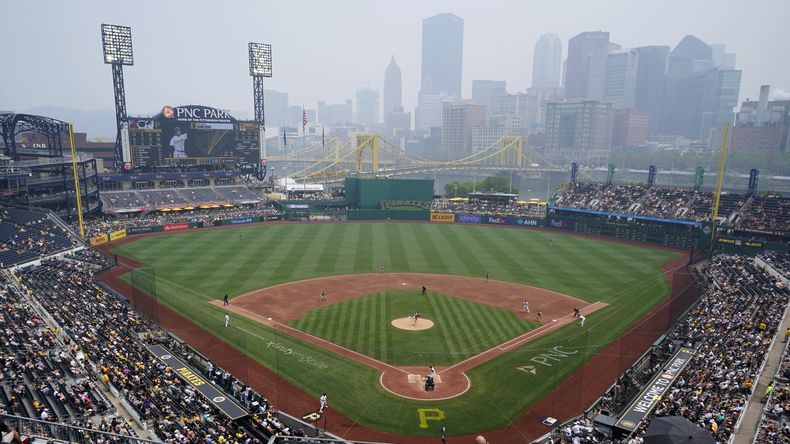 La bruma causa por los incendios forestales en Canadá cubre el estadio PNC Park previo al juego entre los Piratas de Pittsburgh y los Padres de San Diego, el jueves 29 de junio de 2023. (AP Foto/Gene J. Puskar)