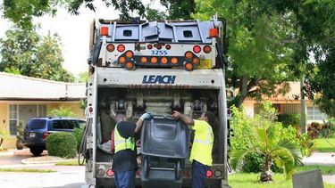 americateve | Compañías del sur de la Florida buscan obtener un lucrativo contrato para para privatizar el servicio de recogida de basura en Hialeah.