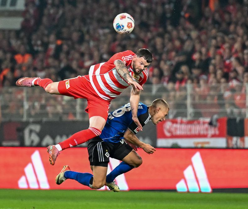 Oliver Burke del Unión de Berlín y Miro Muheim del Hamburger pelean por el balón durante el encuentro de la Bundesliga del domingo 28 de septiembre del 2025. (Soeren Stache/dpa via AP)
