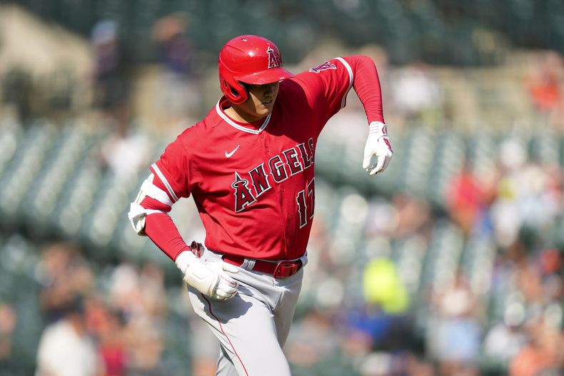 El japonés Shohei Ohtani, de los Angelinos de Los Ángeles, trata de controlar un calambre tras conectar un jonrón ante los Tigres de Detroit, en el segundo juego de una doble tanda, el jueves 27 de julio de 2023 (AP Foto/Paul Sancya)