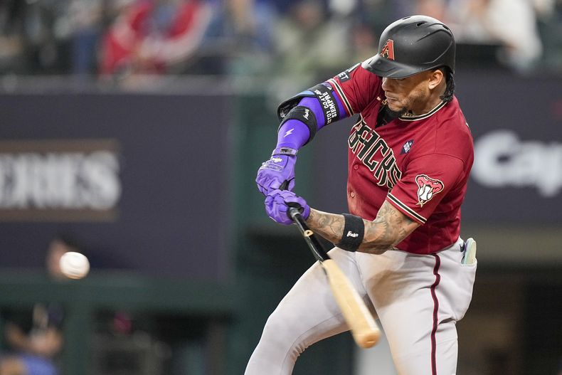 El dominicano Ketel Marte, de los Diamondbacks de Arizona, batea un doble productor ante los Rangers de Texas, en el primer juego de la Serie Mundial, el viernes 27 de octubre de 2023, en Arlington (AP Foto/Brynn Anderson)