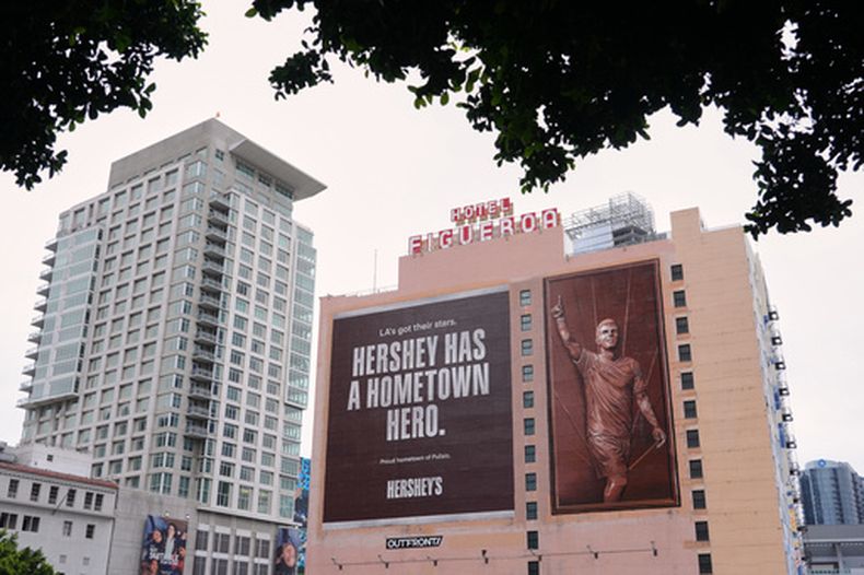 Una pancarta con la imagen del delantero estadounidense Christian Pulisic en el Hotel Figueroa de Los Ángeles, el lunes 29 de junio de 2026, en Los Ángeles. (AP Foto/Chris Pizzello)
