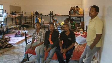 americateve | Foto del lunes, 14 de octubre del 2013 sacada de un video de inmigrantes en el campamento de detenci&oacute;n de Sabratha, Libia. (Foto AP/AP Video)