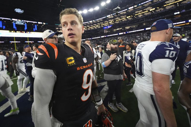 Joe Burrow, quarterback de los Bengals de Cincinnati, abandona el campo tras la victoria sobre los Cowboys de Dallas, el lunes 9 de diciembre de 2024 (AP Foto/Julio Cortez)